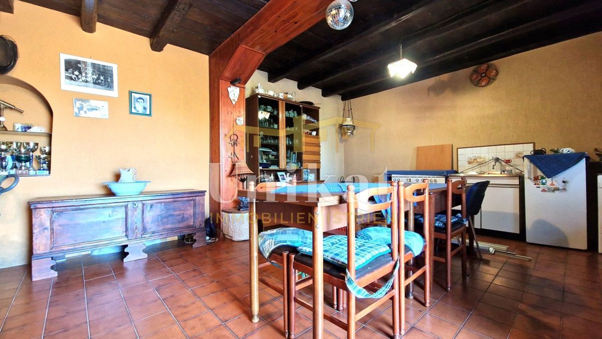 Samostojna hiša z stanovanjem, kletjo in garažo ter pogledom na morje, Buje